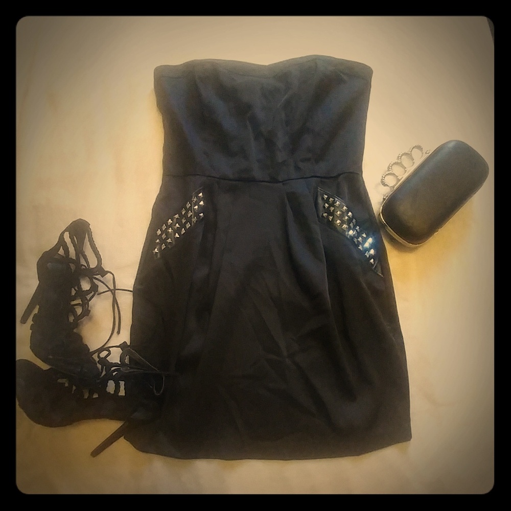 Black mini strapless dress w/pockets